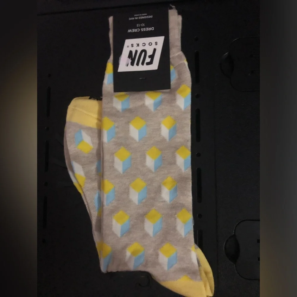 Men’s Beige Geometric Dress Crew Socks – Yellow & Light Blue